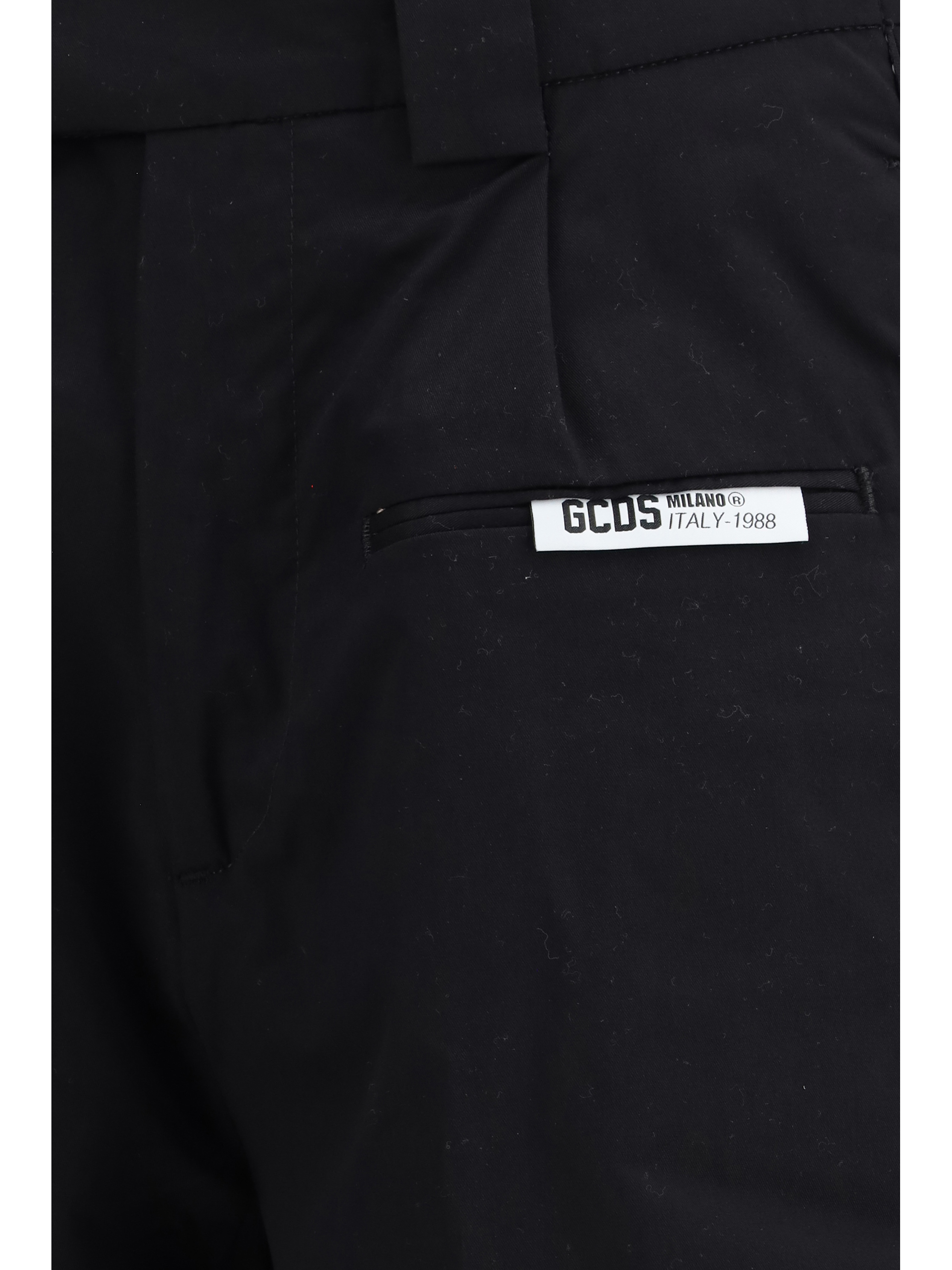 Shorts with black logo piping