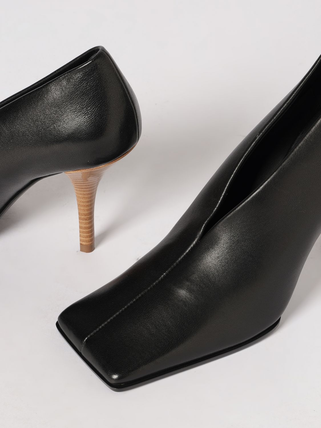 [Alaia] Pumps SS26 AA3E1020I106 999