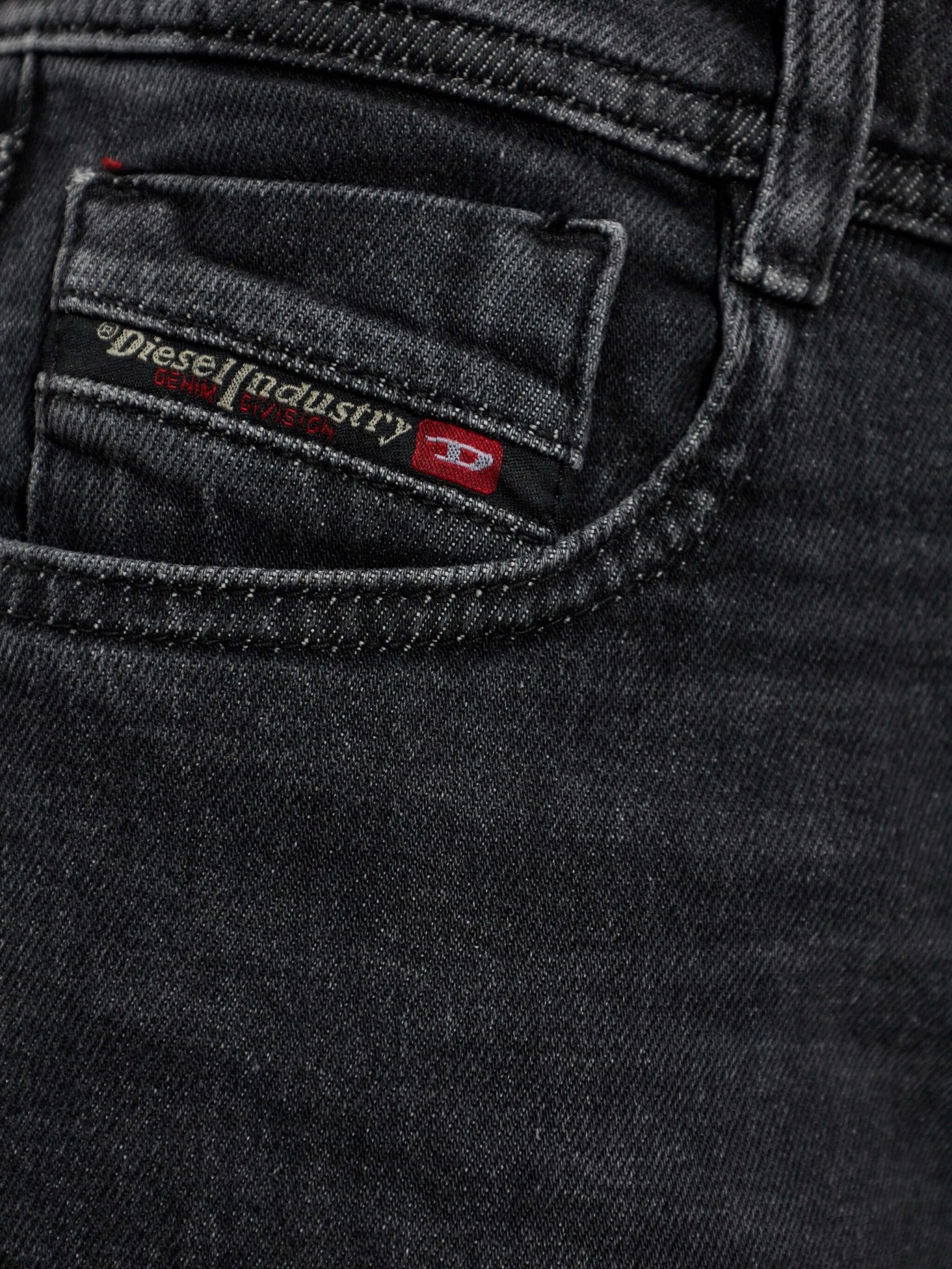 [Diesel] Jeans FW26 A11003 0ADBE