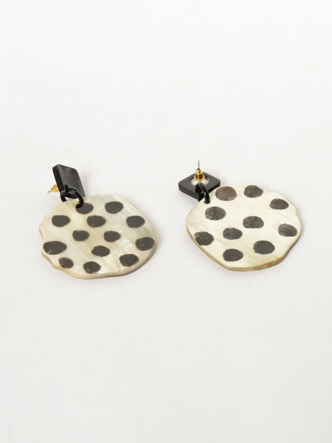 [ALLUJEWELS] Earring SS26 ORECCHINI CORNO TRIANGOLO MARRONE