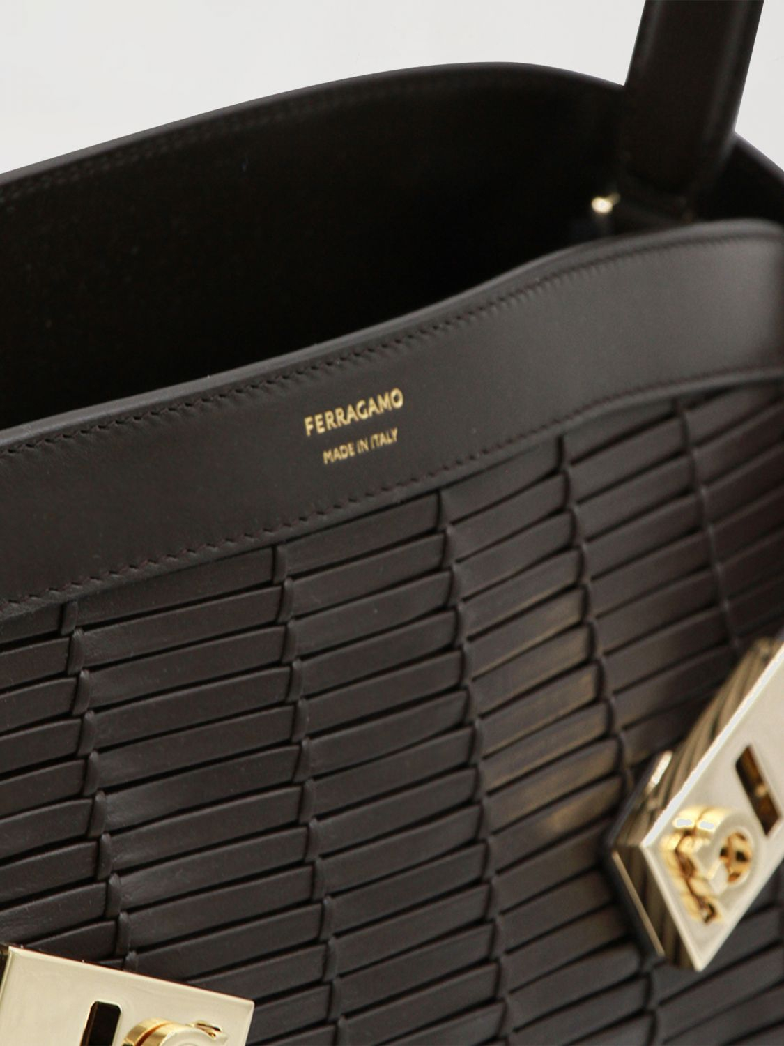 [Ferragamo] Shoulder bag SS26 21A674 792878 002