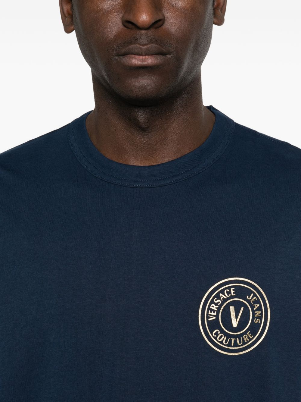 [VERSACE JEANS COUTURE] T-shirts Short Sleeve SS26 80GAHT04 CJ00T G83