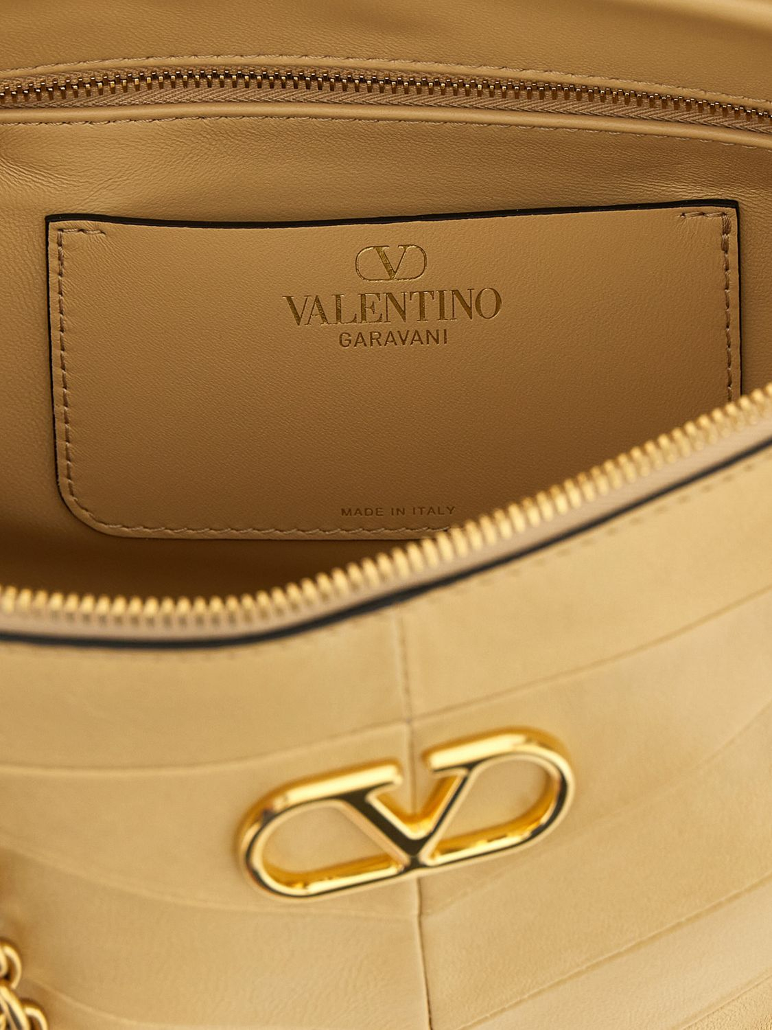 [Valentino Garavani] Shoulder bag FW26 B0S70UYF DN3