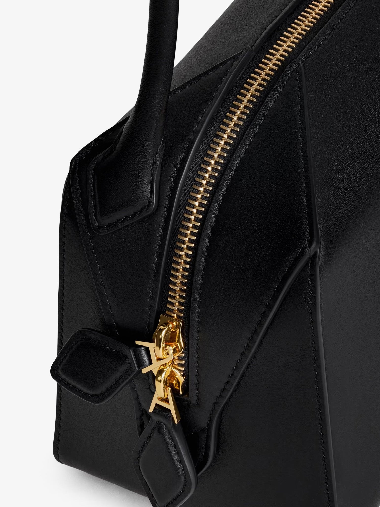 [Alaia] Shoulder bag FW26 AA1L1012I061999