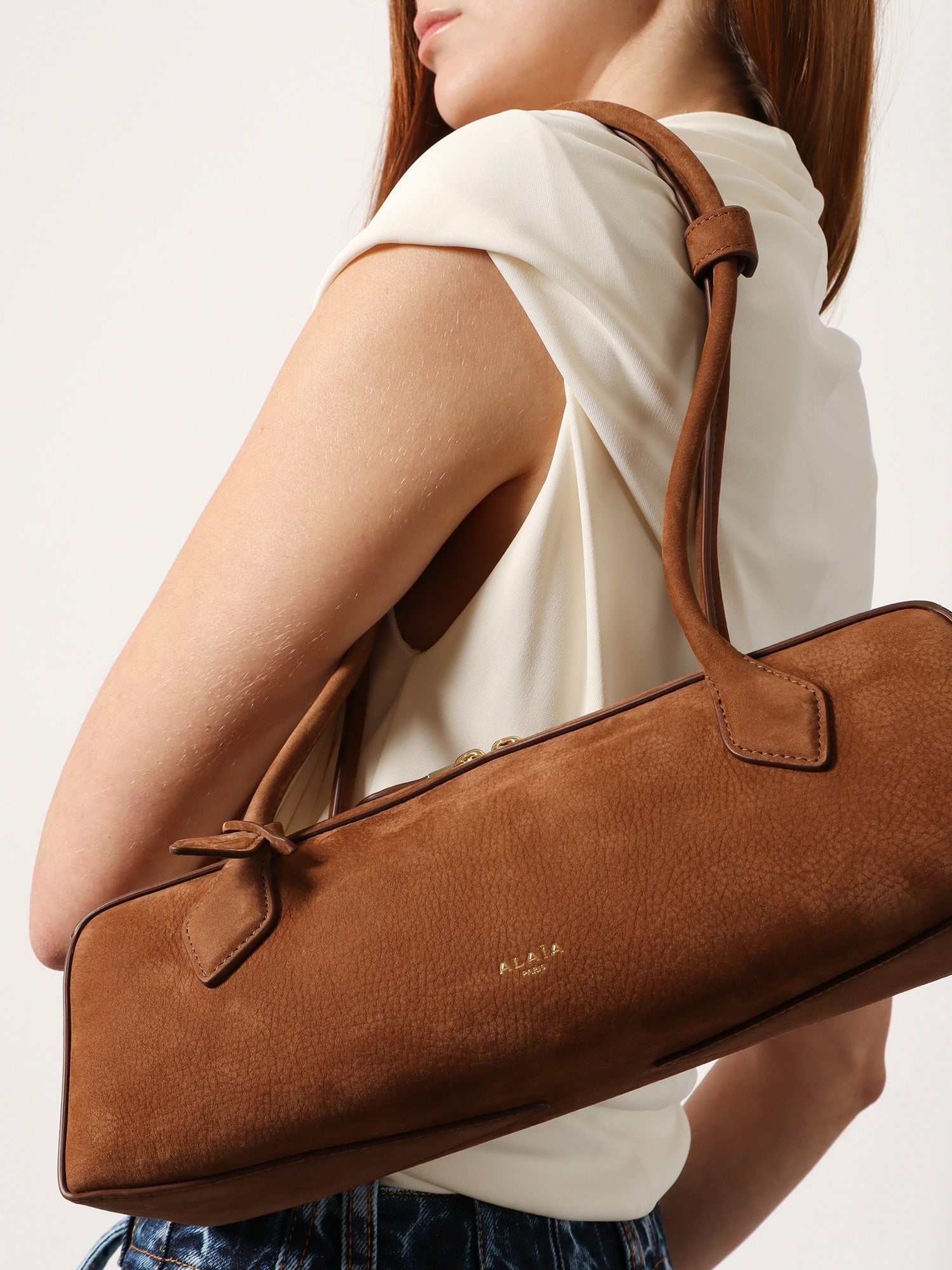 [Alaia] Shoulder bag FW26 AA1S06033CA214731