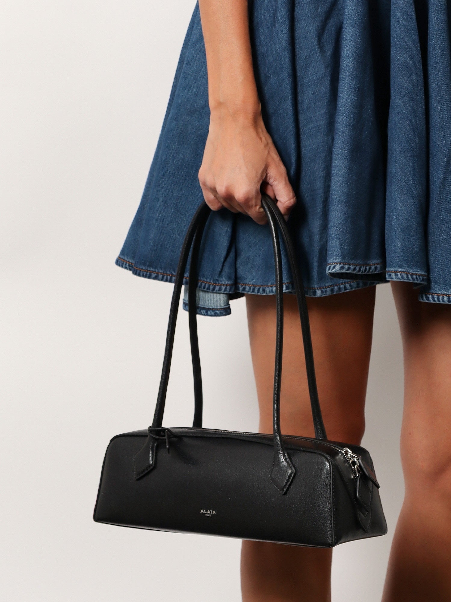 [Alaia] Shoulder bag FW26 AA1S06033CA212999