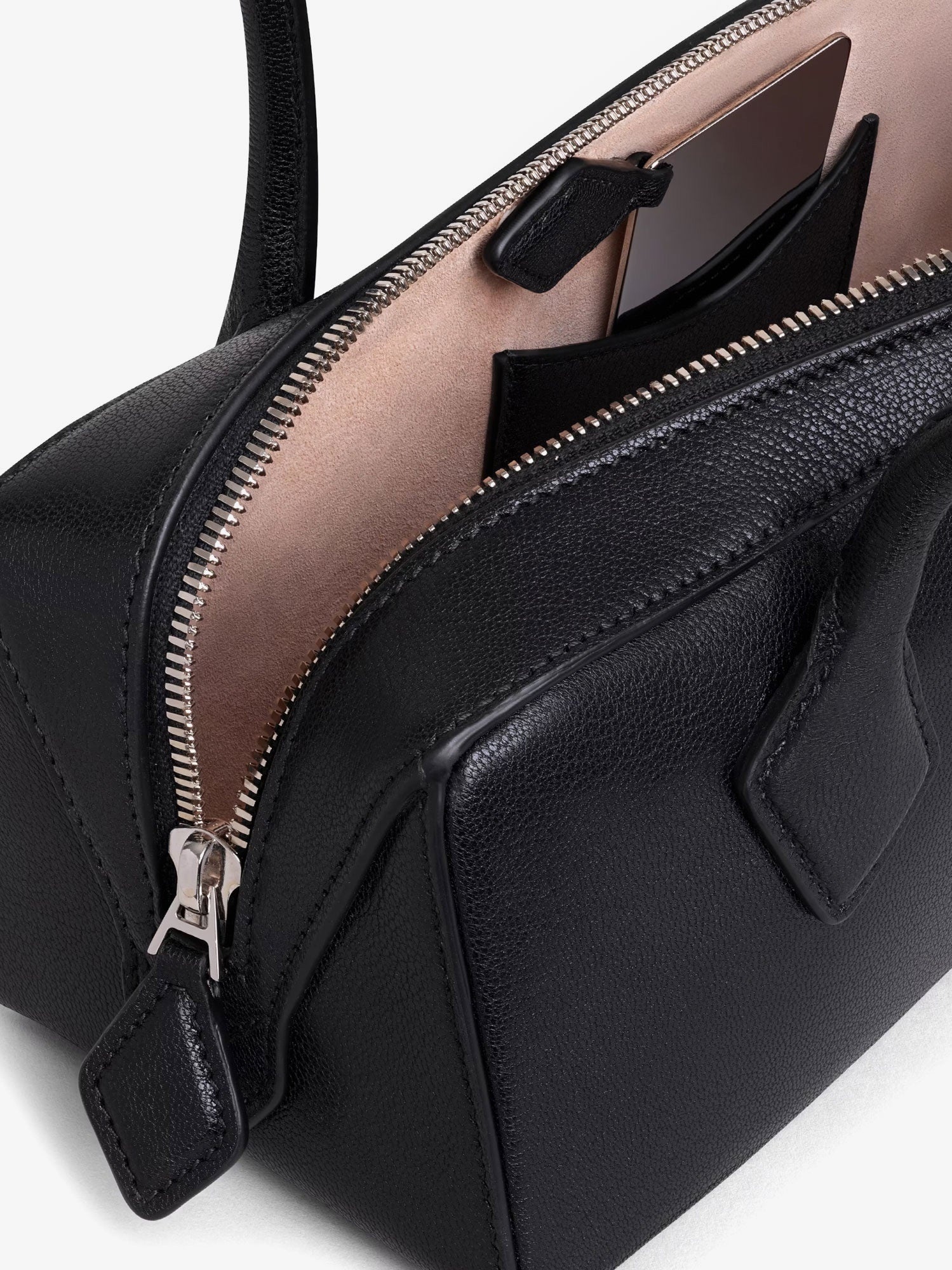 [Alaia] Shoulder bag FW26 AA1S06033CA212999