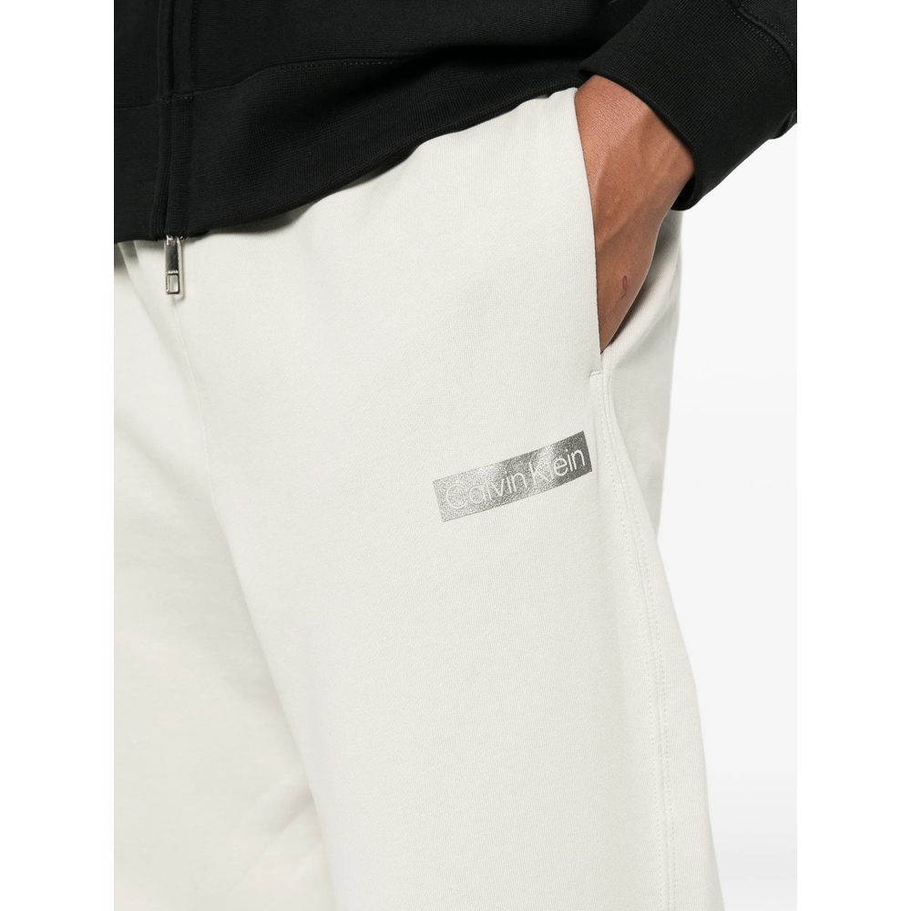 [CALVIN KLEIN] Trousers FW26 LV04LG212GPDJ  MOONS