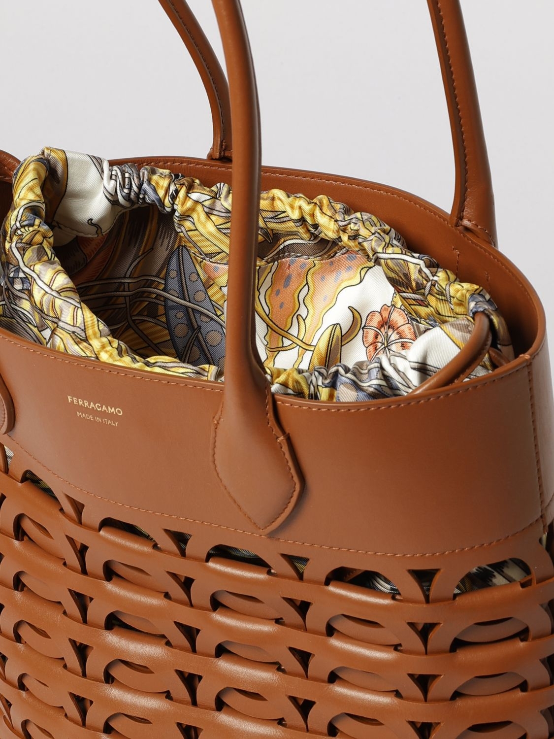 [Ferragamo] Tote bag SS26 21A012 789999 007