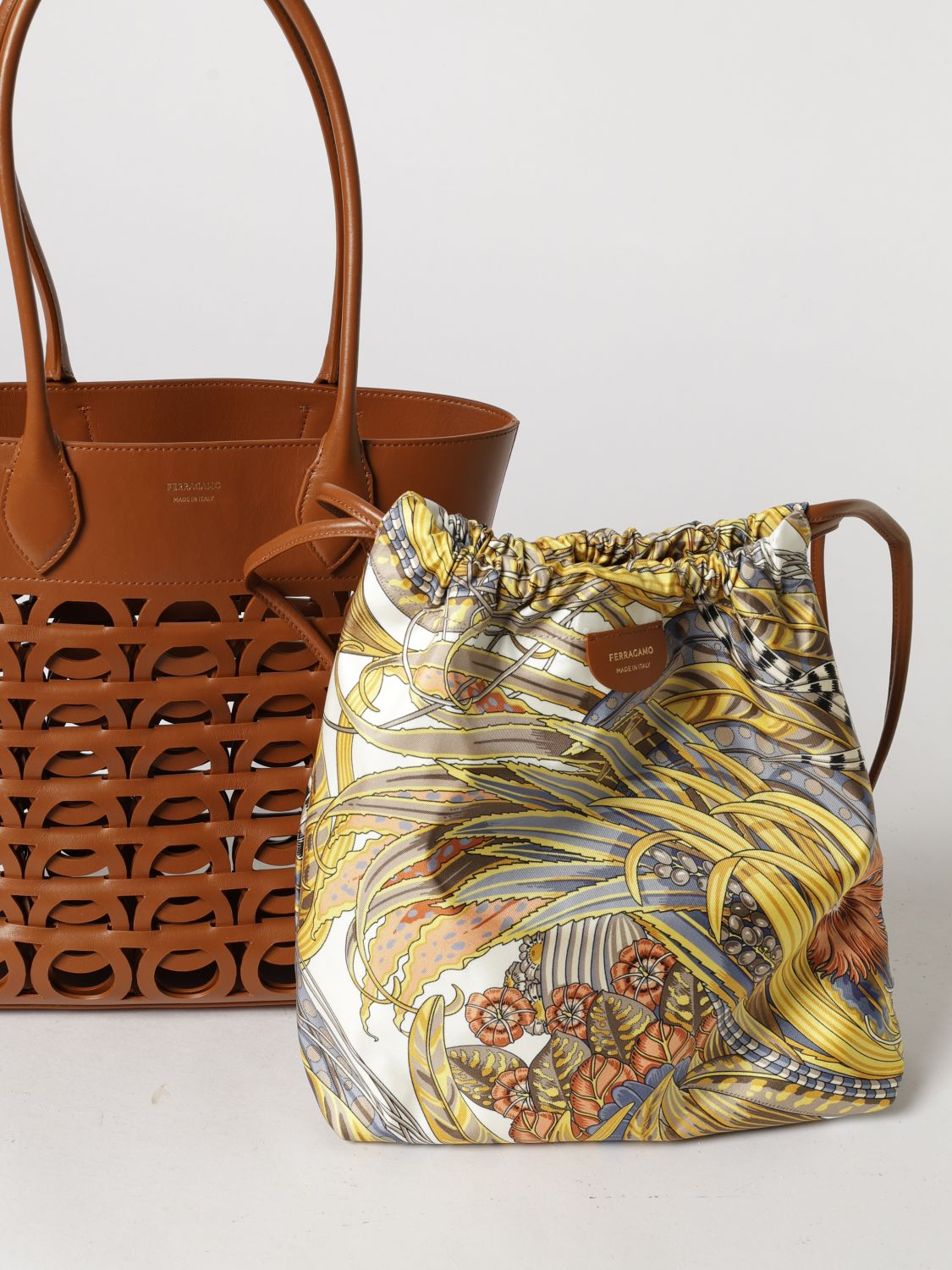 [Ferragamo] Tote bag SS26 21A012 789999 007