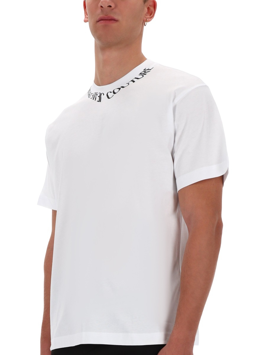 [VERSACE JEANS COUTURE] T-shirts Short Sleeve FW26 79GAHP03_CJ01P003