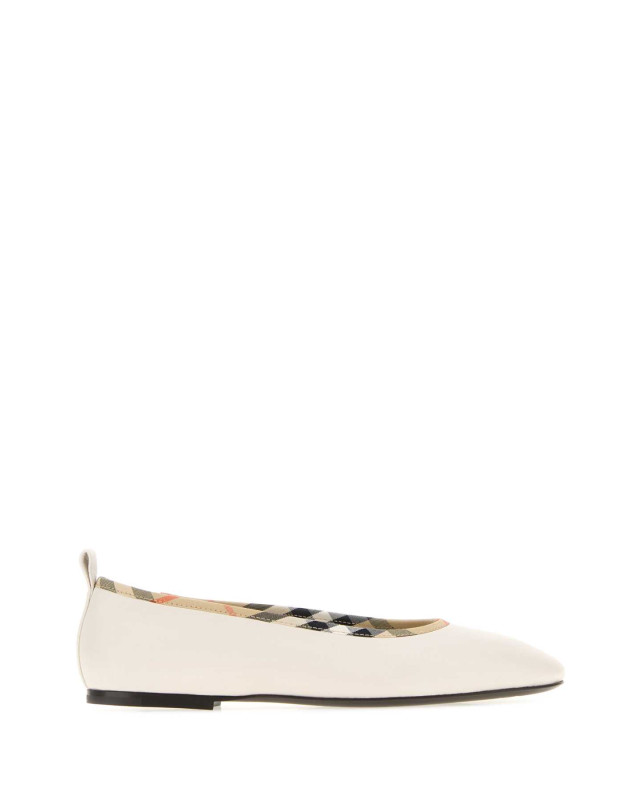 [Burberry] Flat shoes FW26 8128807 A4634