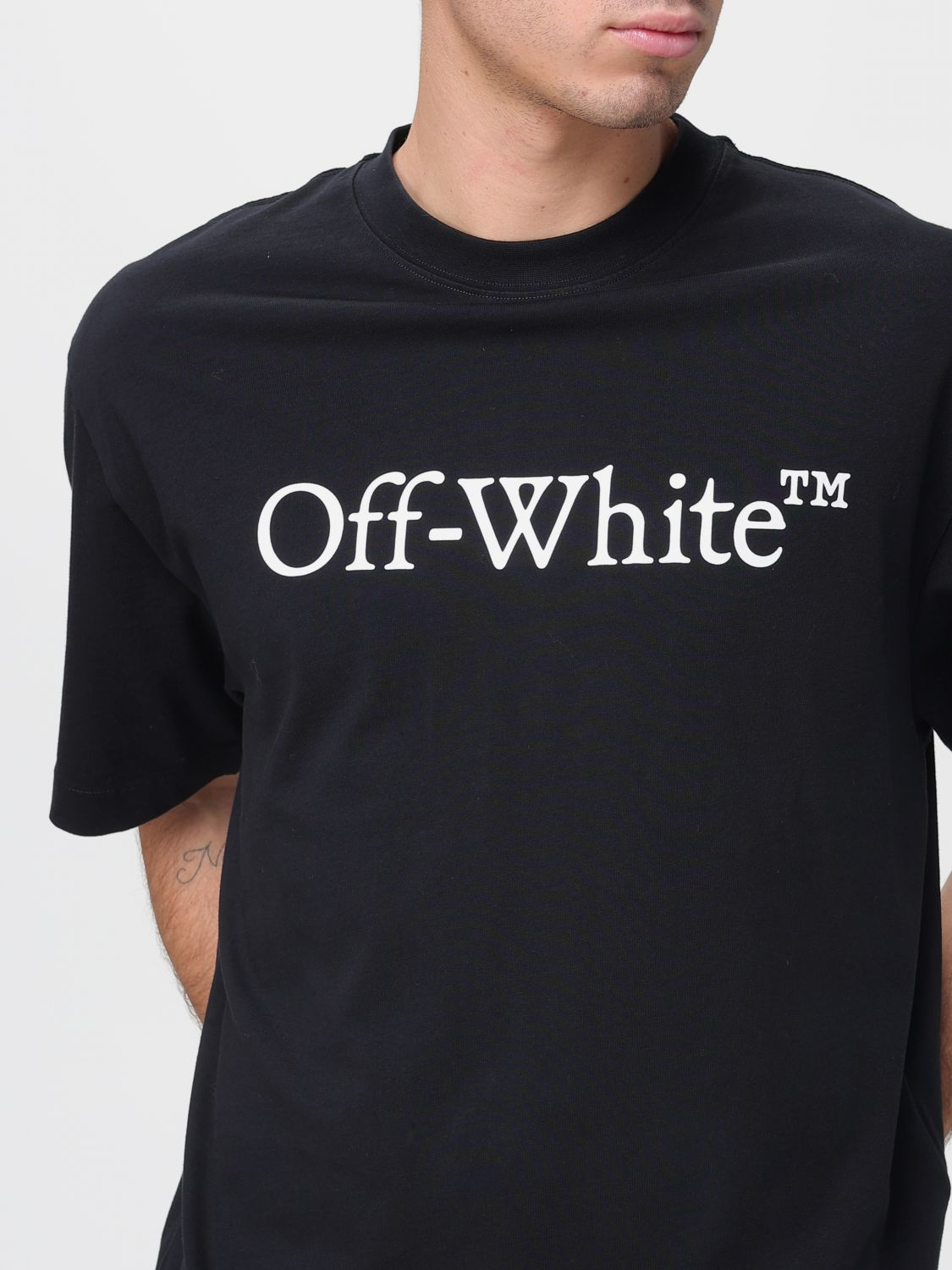 [Off-White] T-shirts Short Sleeve SS26 OMAA120C99JER008 1001