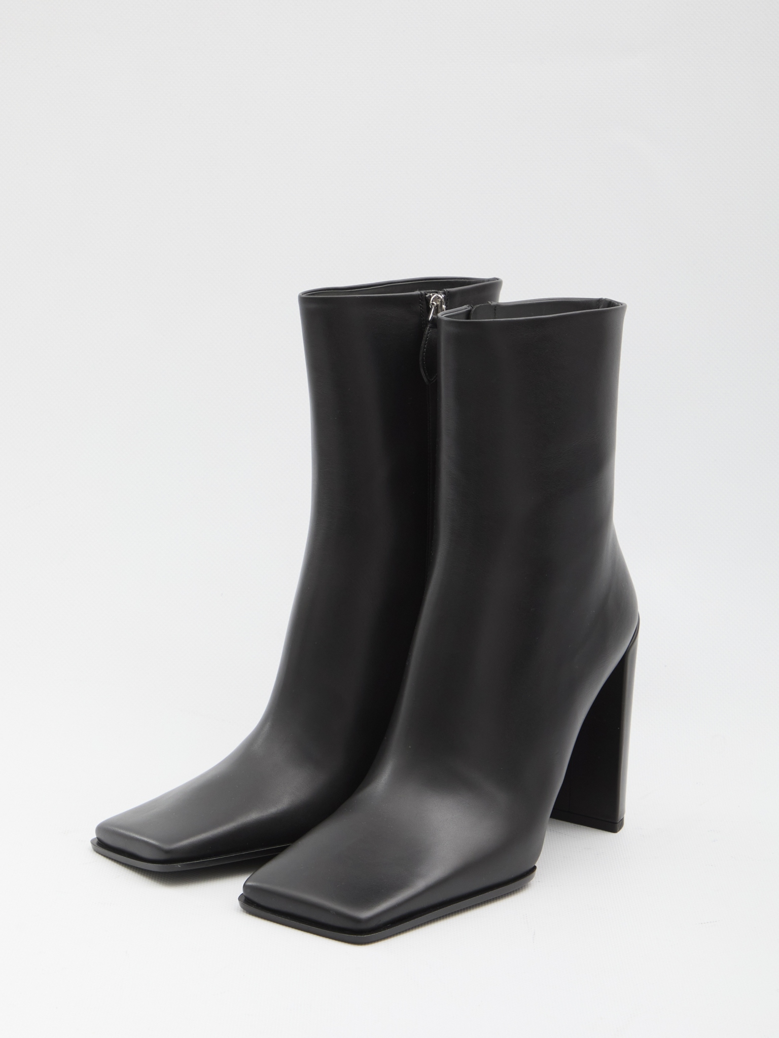 [Alaia] Ankle Boots FW25 AA3O2009I052__999