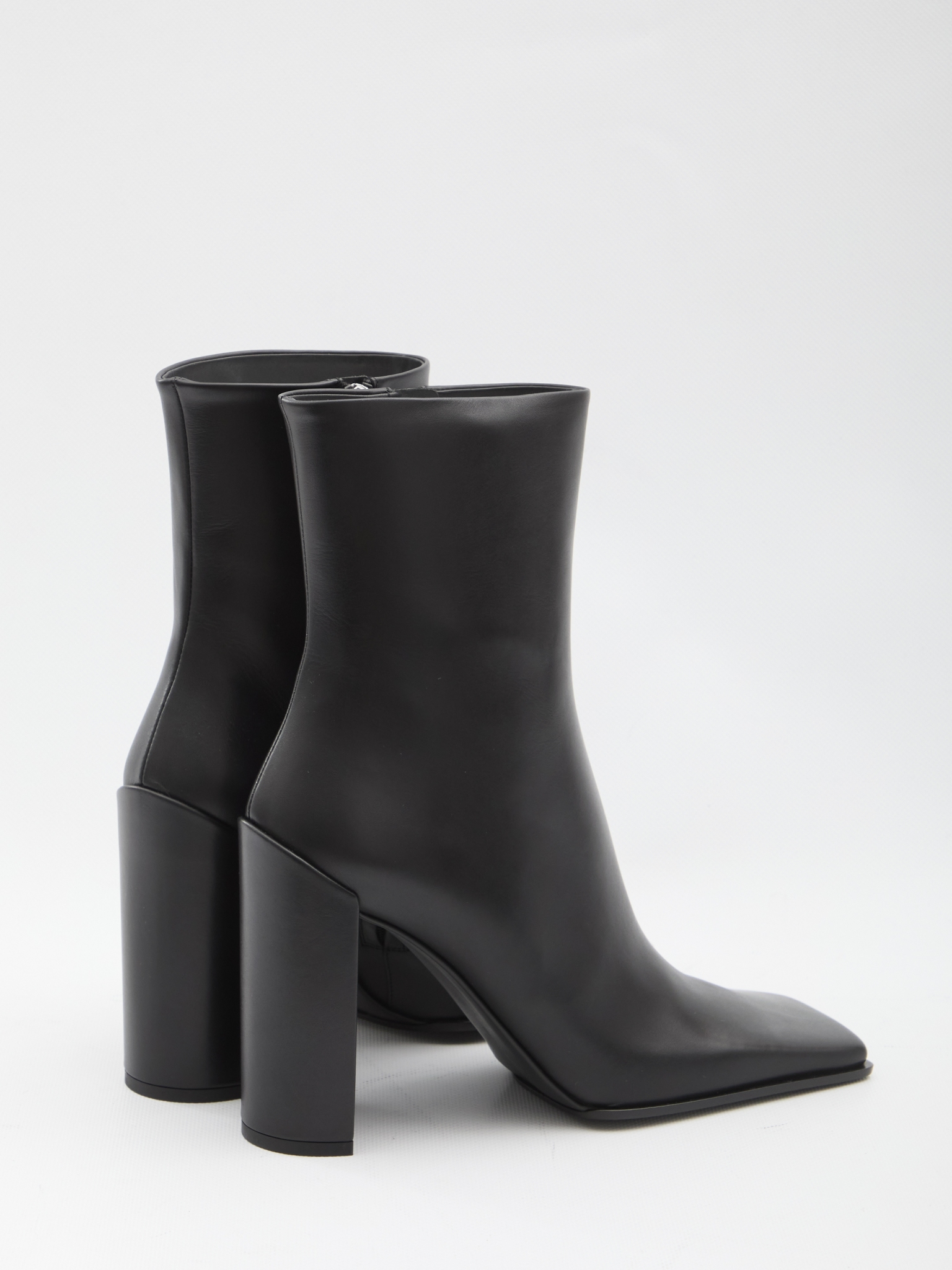 [Alaia] Ankle Boots FW25 AA3O2009I052__999