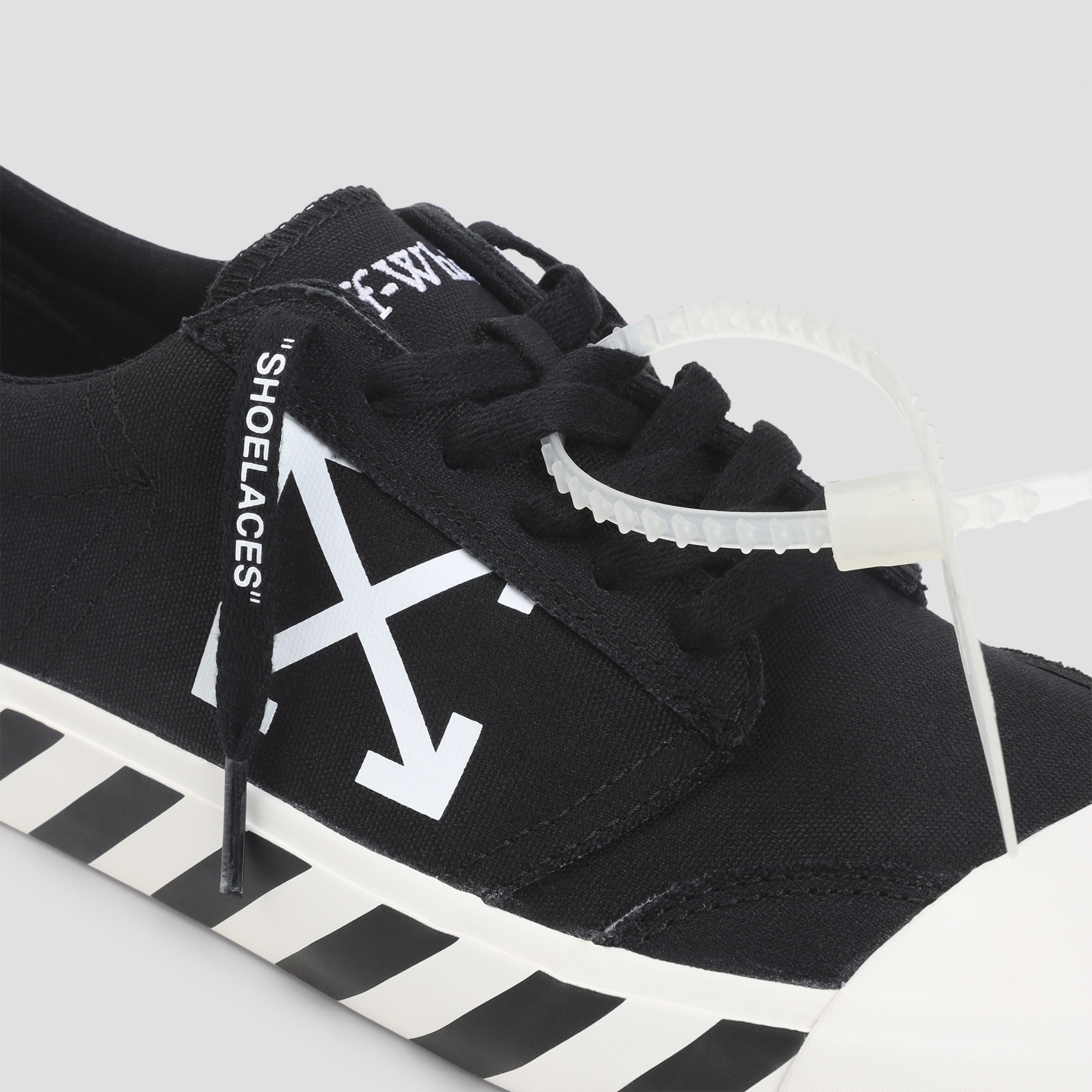 [Off-White] Sneakers FW26 M2APC9F001