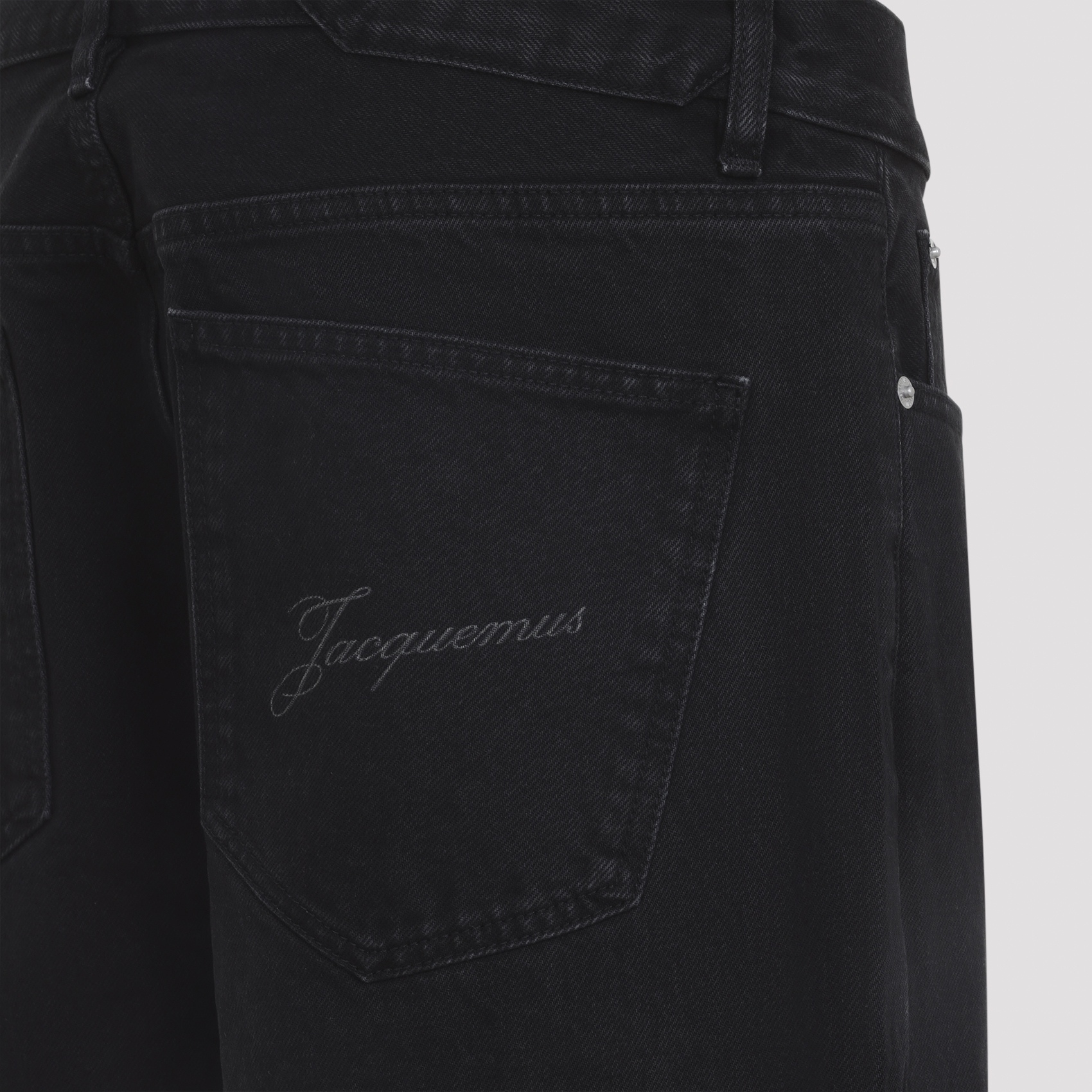 [JACQUEMUS] Jeans FW26 PAM00028AD00039