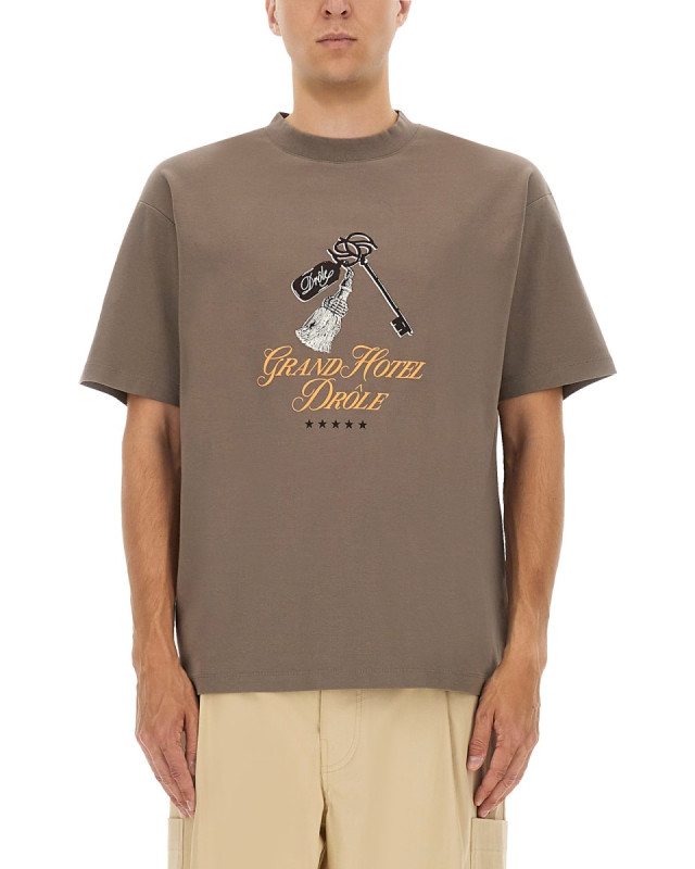 [DROLE DE MONSIEUR] T-shirts Short Sleeve FW25 TS261_CO002TAUPE
