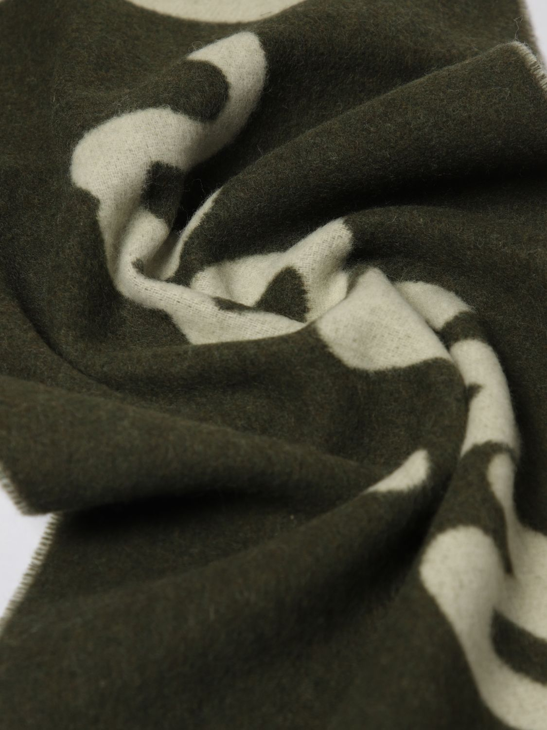 [MAISON KITSUNE] Scarf FW25 PM06202WB0038 079