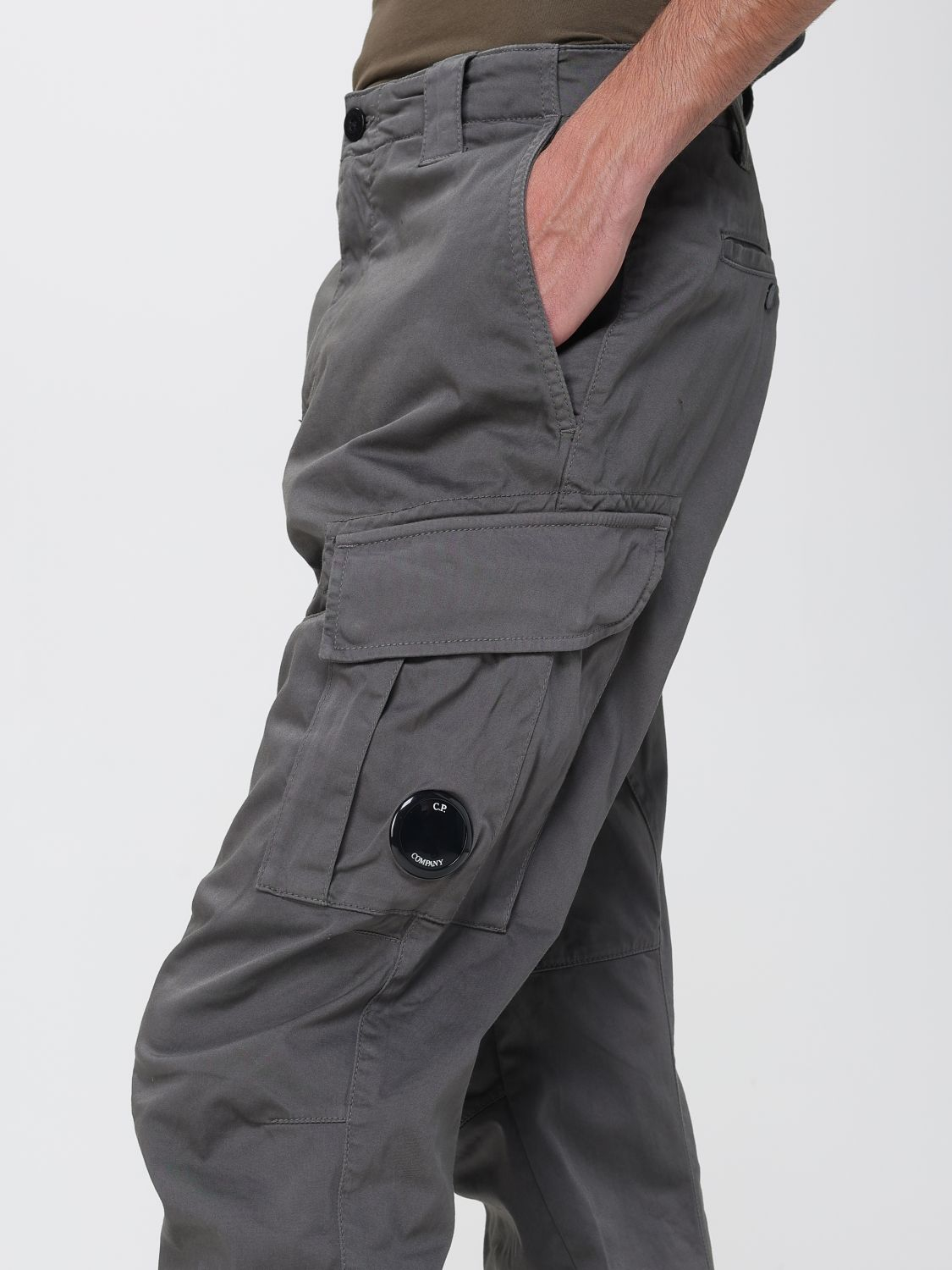 [C.P. Company] Trousers FW25 18CMPA056A005694G 935