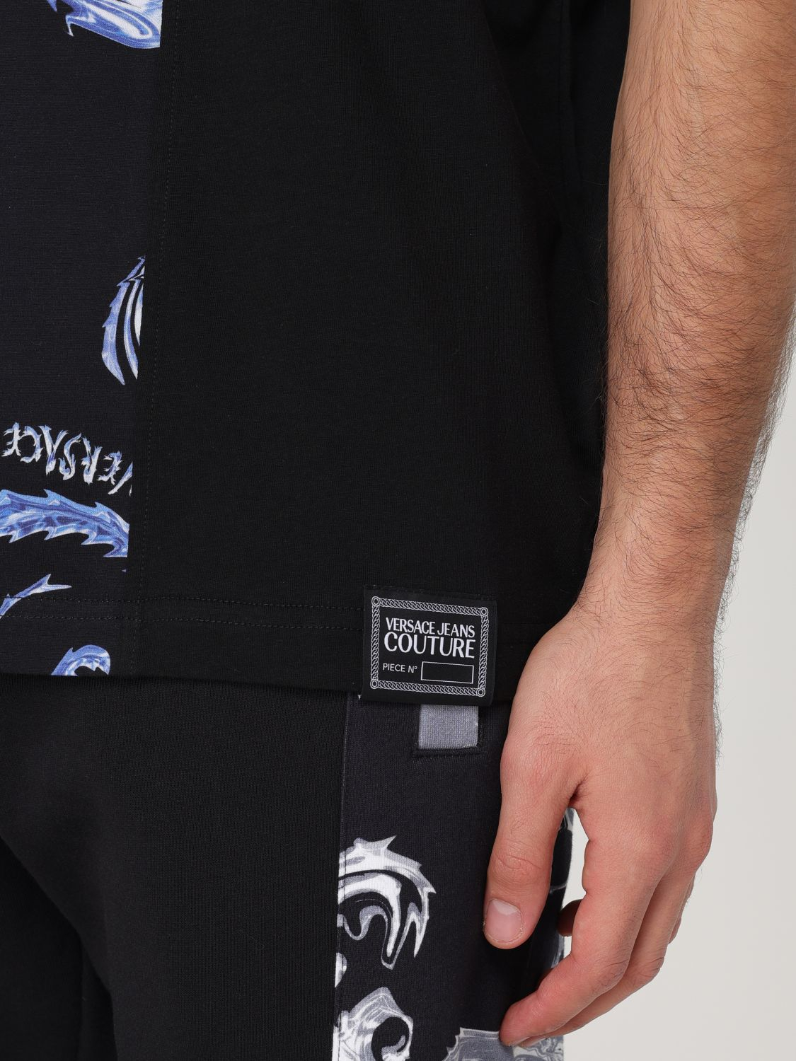 [VERSACE JEANS COUTURE] T-shirts Short Sleeve FW24 77GAH612JS388 QY9