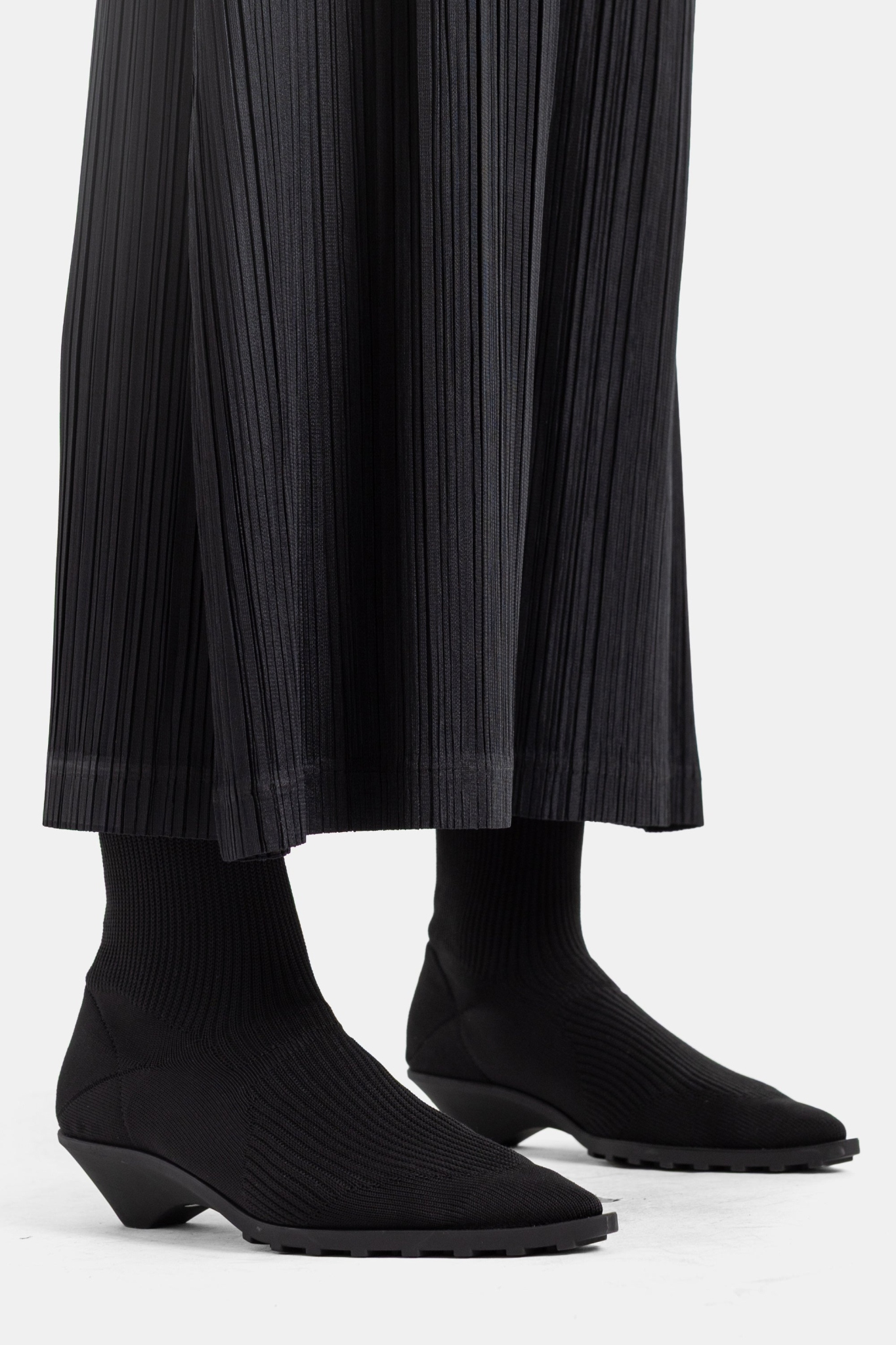 [PLEATS PLEASE ISSEY MIYAKE] Trousers FW26 PP68JF372