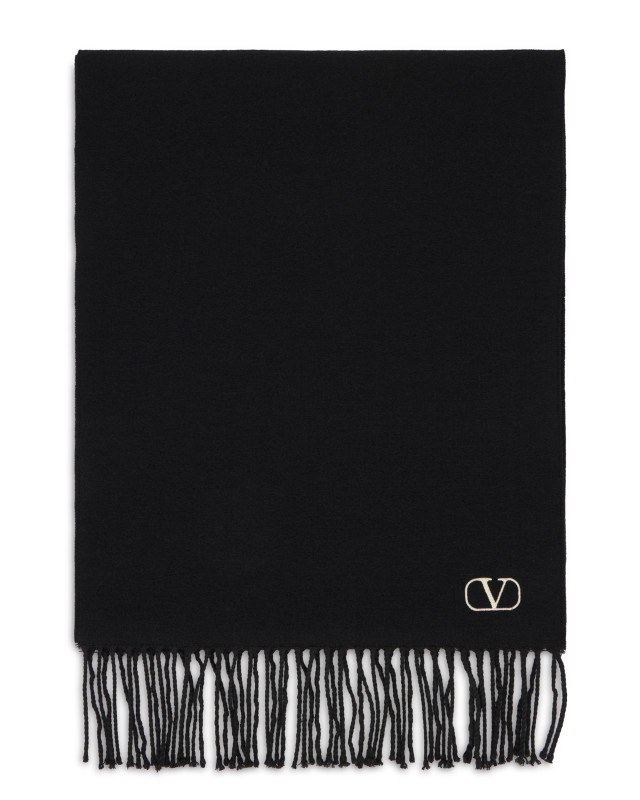 Scarf with decorative fringes