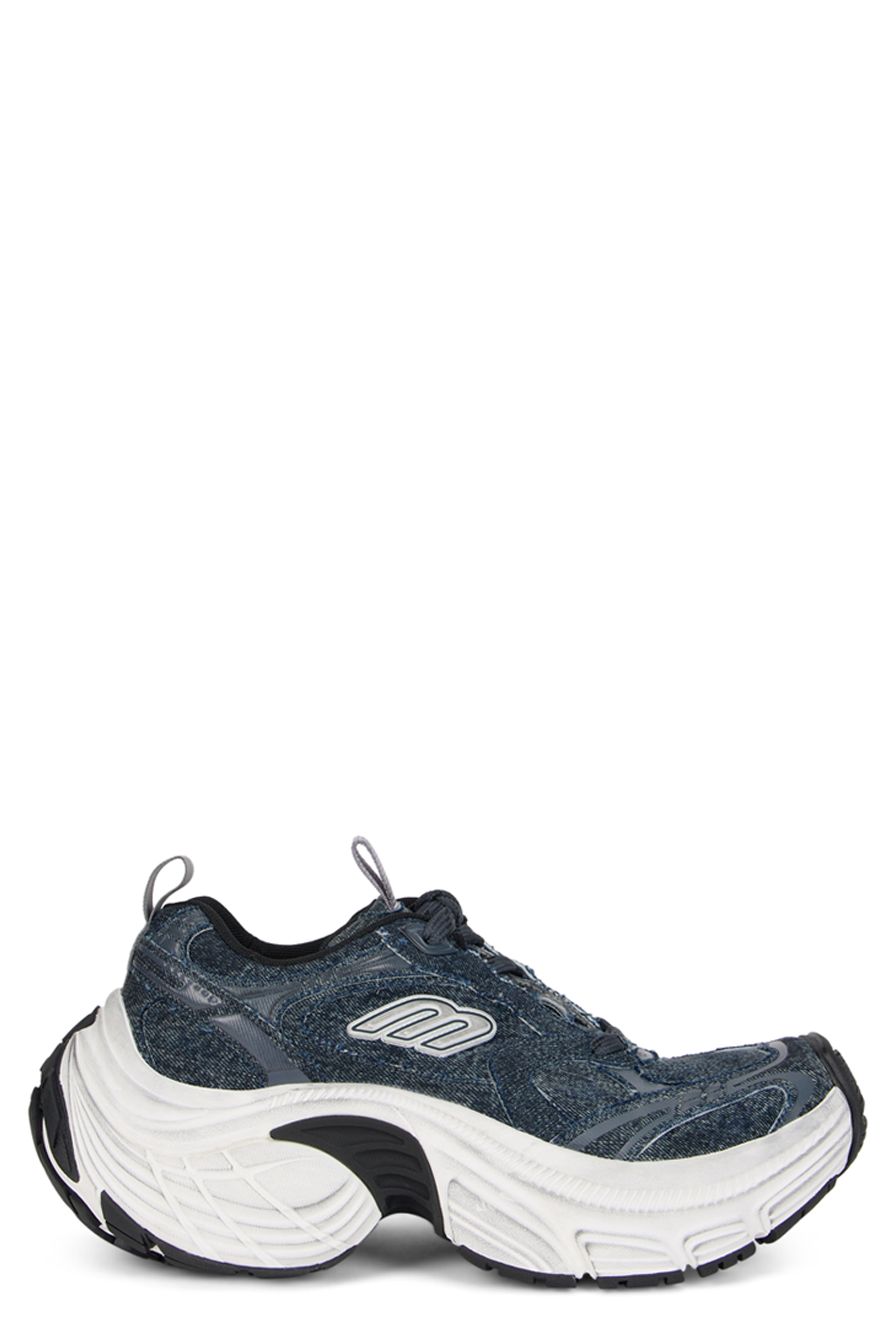 Sport shoes with a curved sole