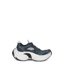 Sport shoes with a curved sole