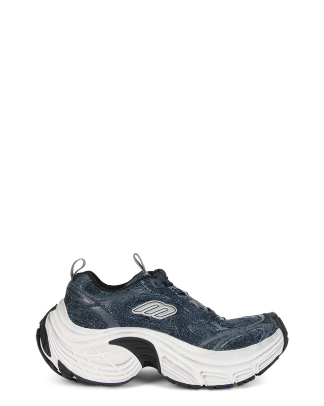 Sport shoes with a curved sole