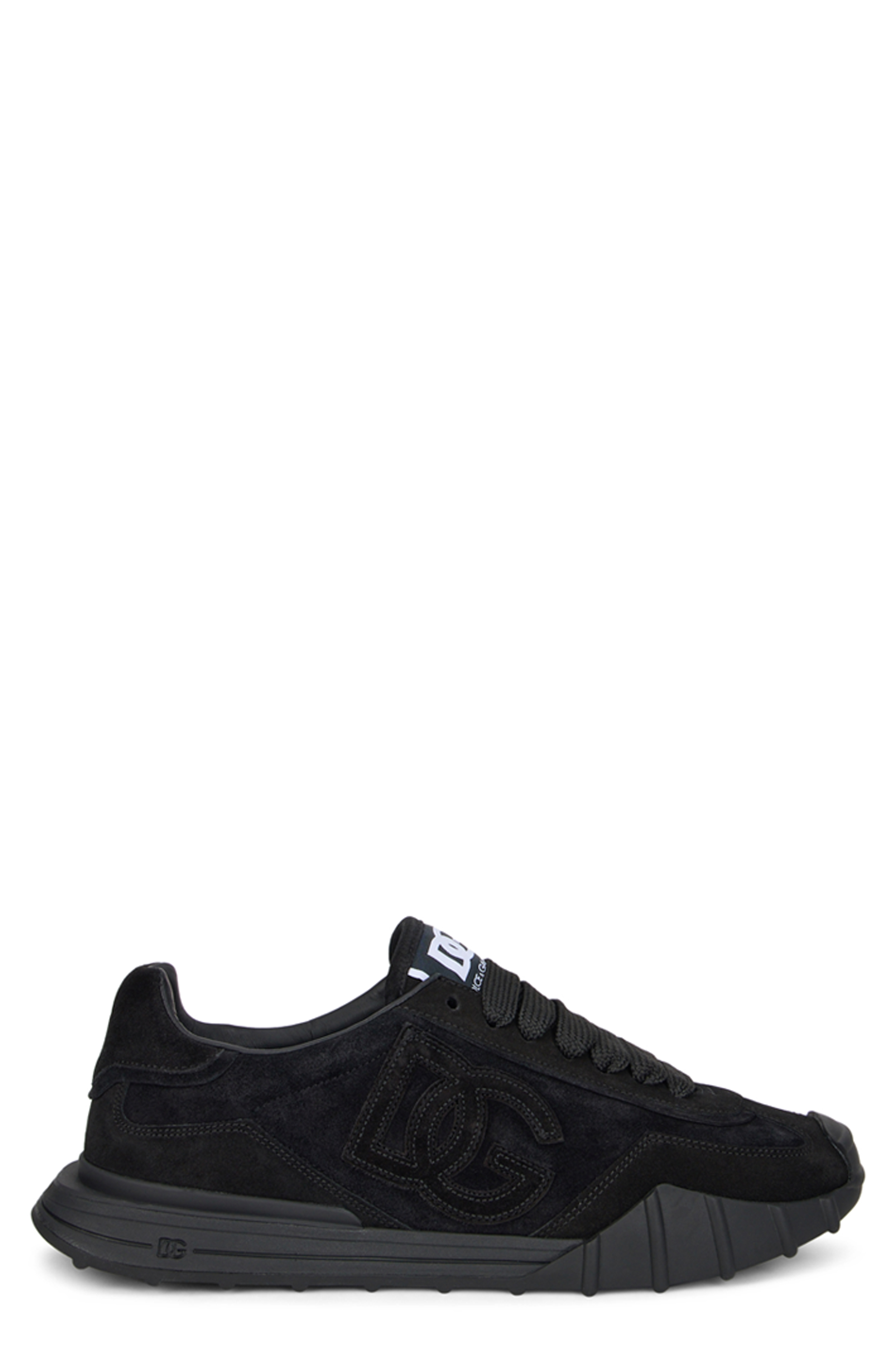 Sports shoes with reinforced sole