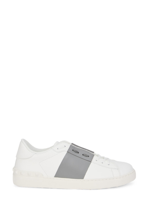 Sneakers with lateral band