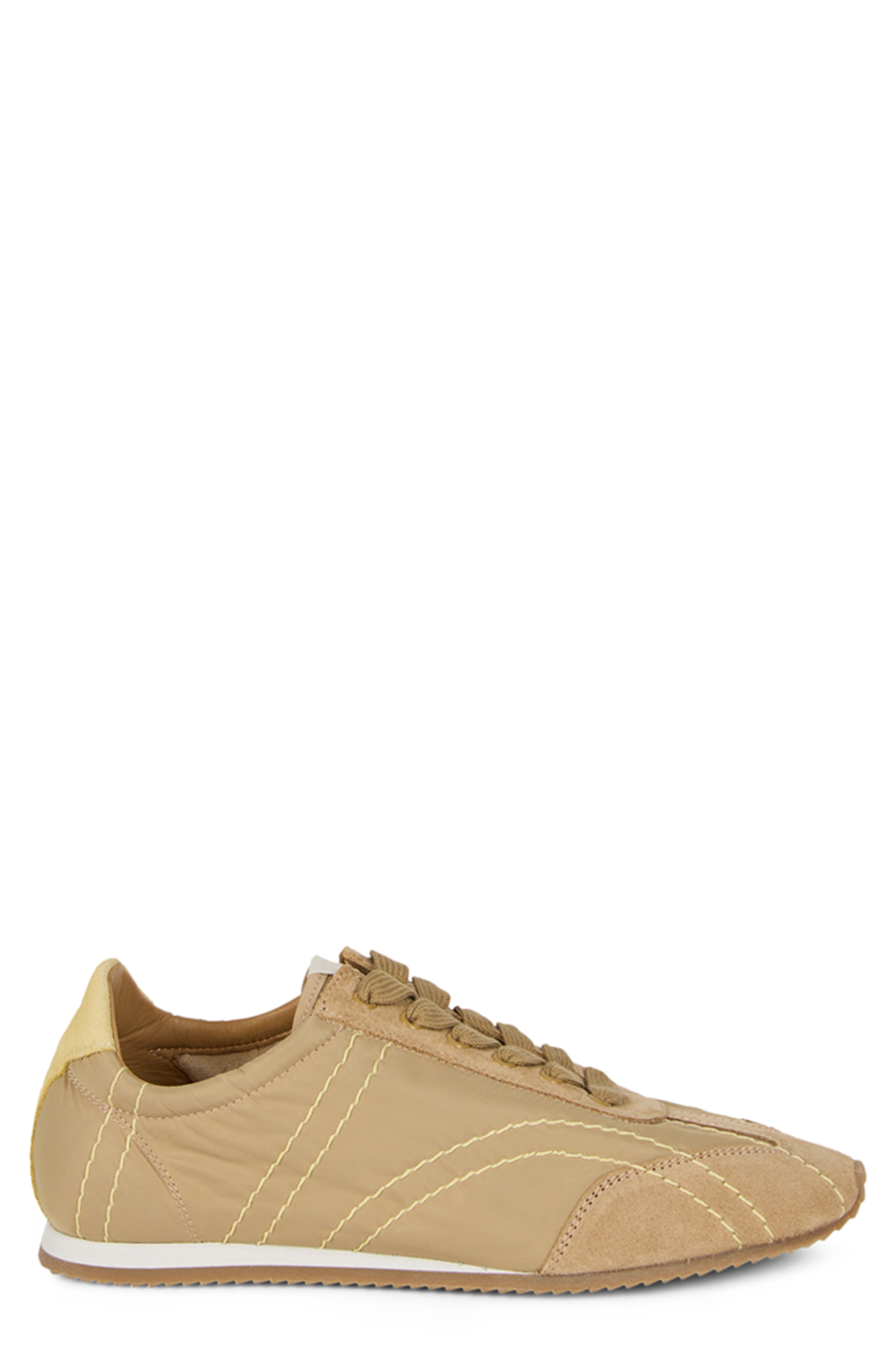 Sneakers with contrasting sole