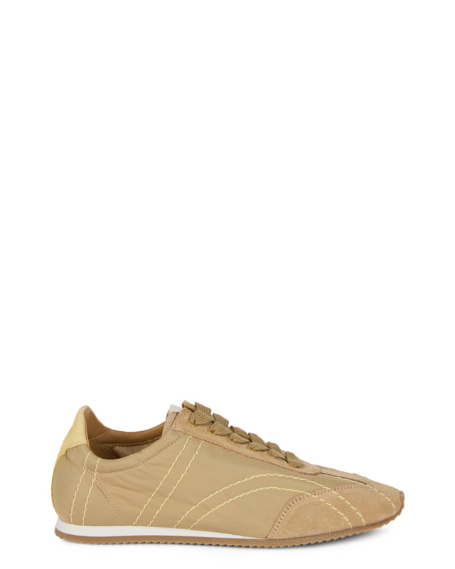 Sneakers with contrasting sole
