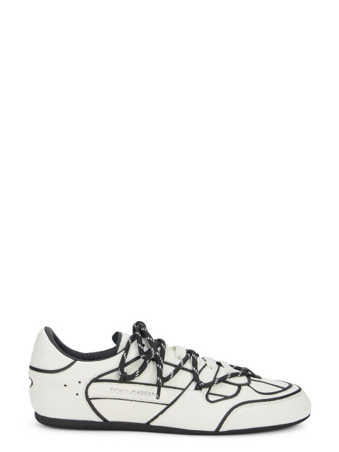 Sneaker with contrast details