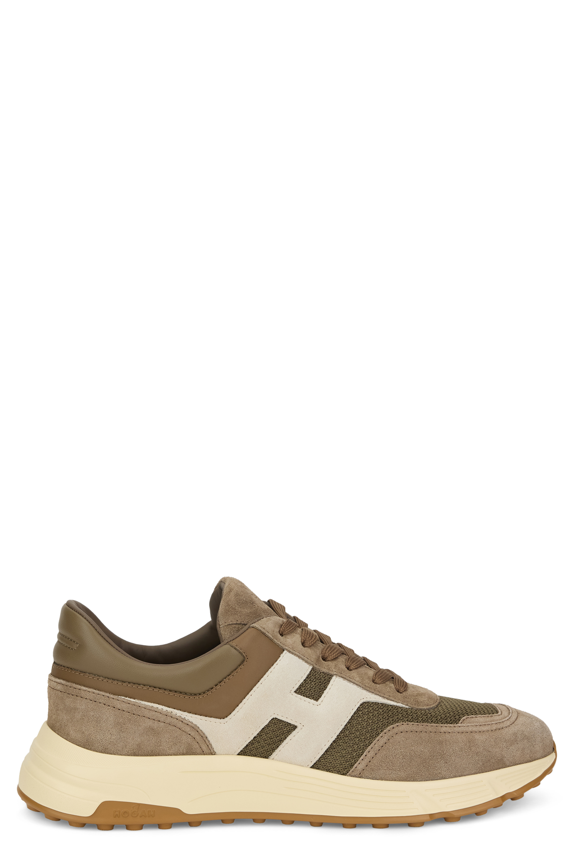 Sports shoe with high sole