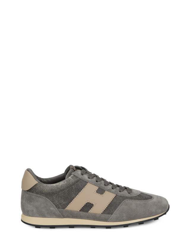 Sports shoe with details