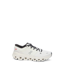 Sneakers with contrasting details