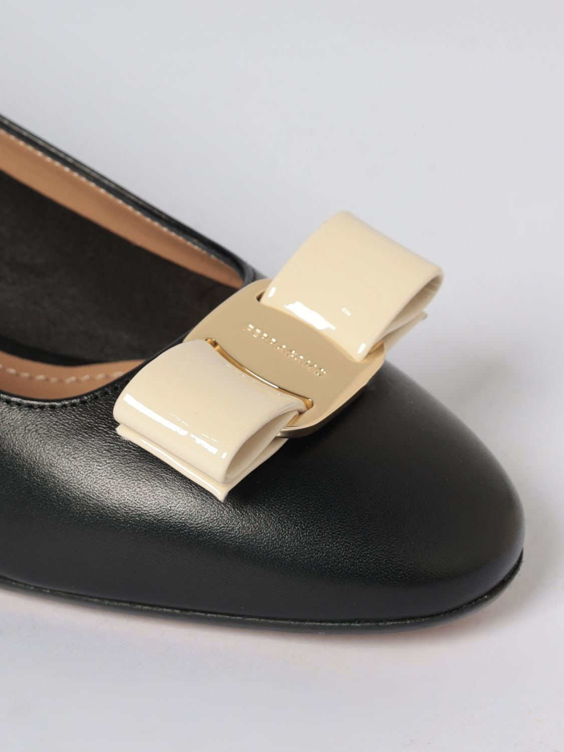 [Ferragamo] Pumps SS26 01L410 790843 001
