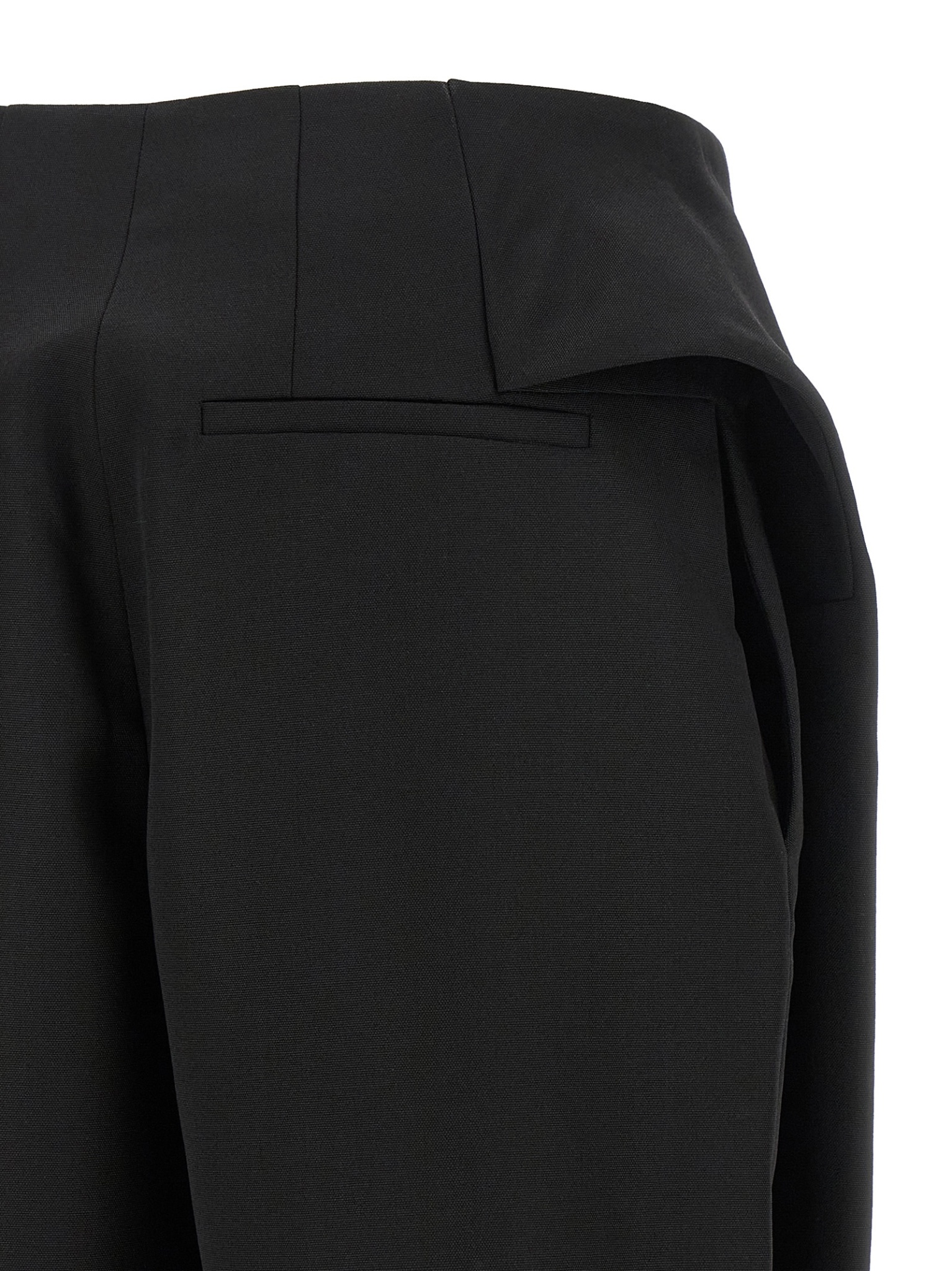 [JACQUEMUS] Shorts FW26 26HSOW00621AW00637990