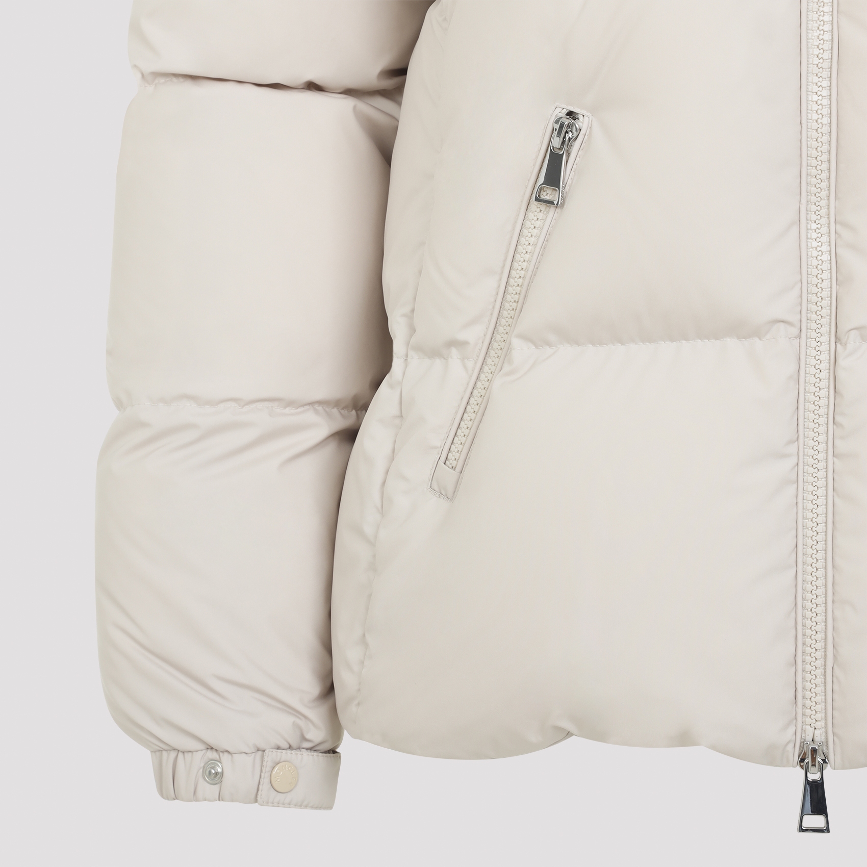 [Moncler] Down jacket FW26 L20931A00197.54A81