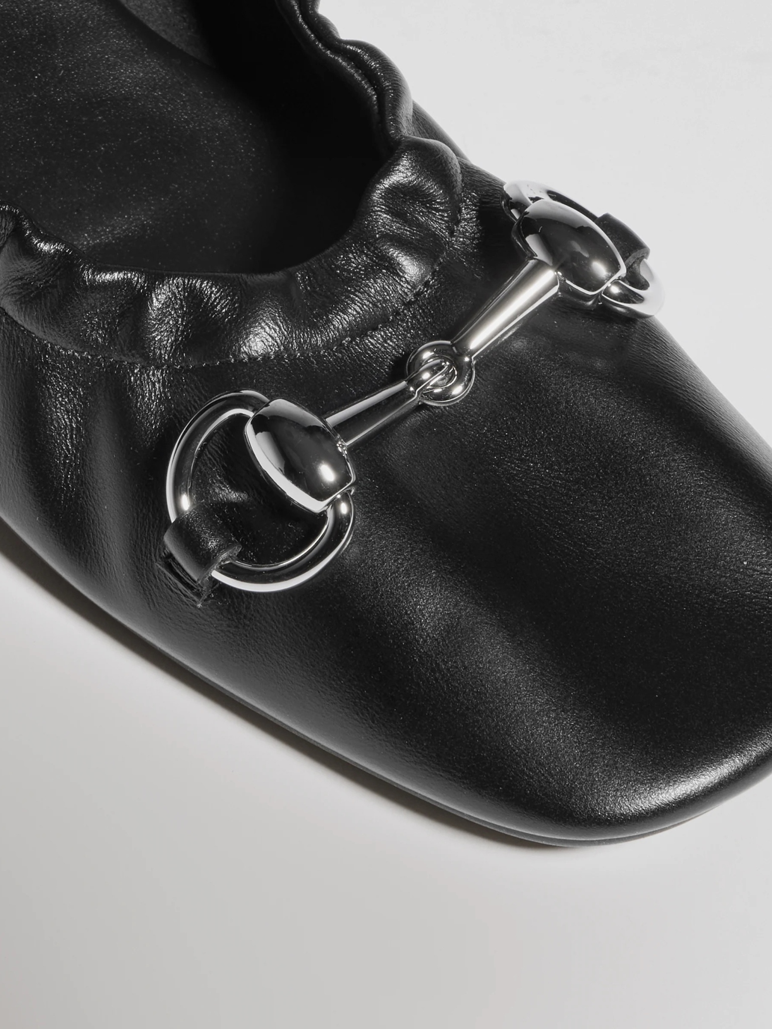 [Gucci] Flat shoes FW26 875322AAF3Q1000