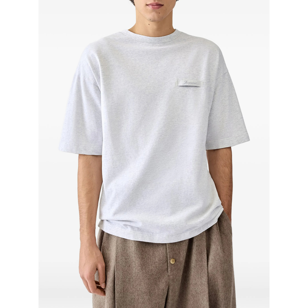 [JACQUEMUS] T-shirts FW26 TSU00345 AJ00327 950