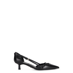 Low-heeled shoe in leather