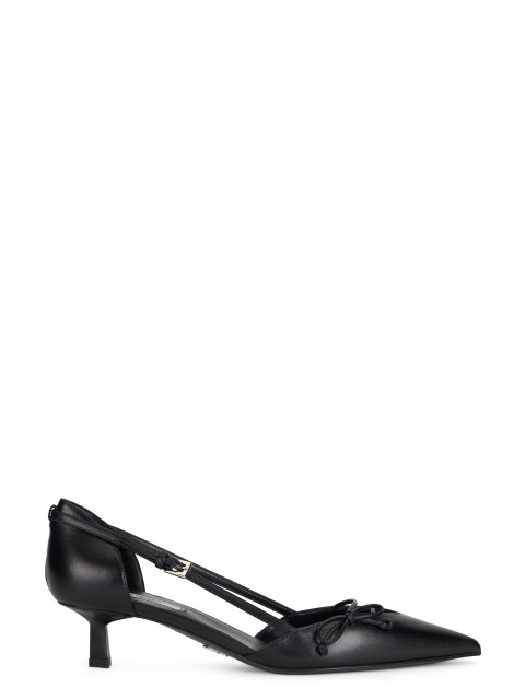 Low-heeled shoe in leather