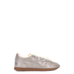 Low laced sneakers
