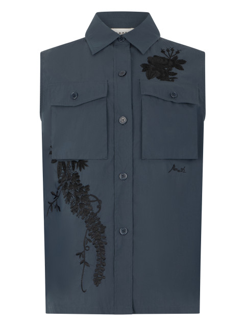 Sleeveless shirt with embroidery